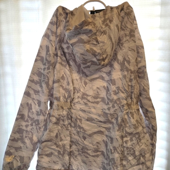 New Balance White Grey Camo Mesh Wind Rain Jacket Medium - Picture 2 of 7